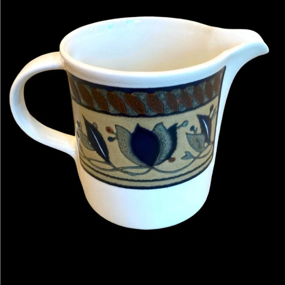 Mikasa Intaglio Arabella creamer dish. Capacity 8 ounce. Stonewear.